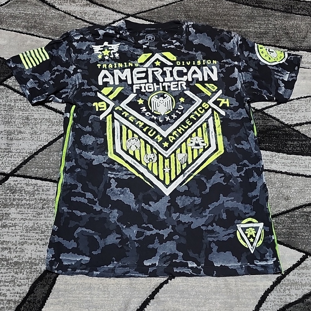 AMERICAN FIGHTER BUCKLE EXCLUSIVE NEON GREEN SILVER-SHINE CAMO CREW-NECK…